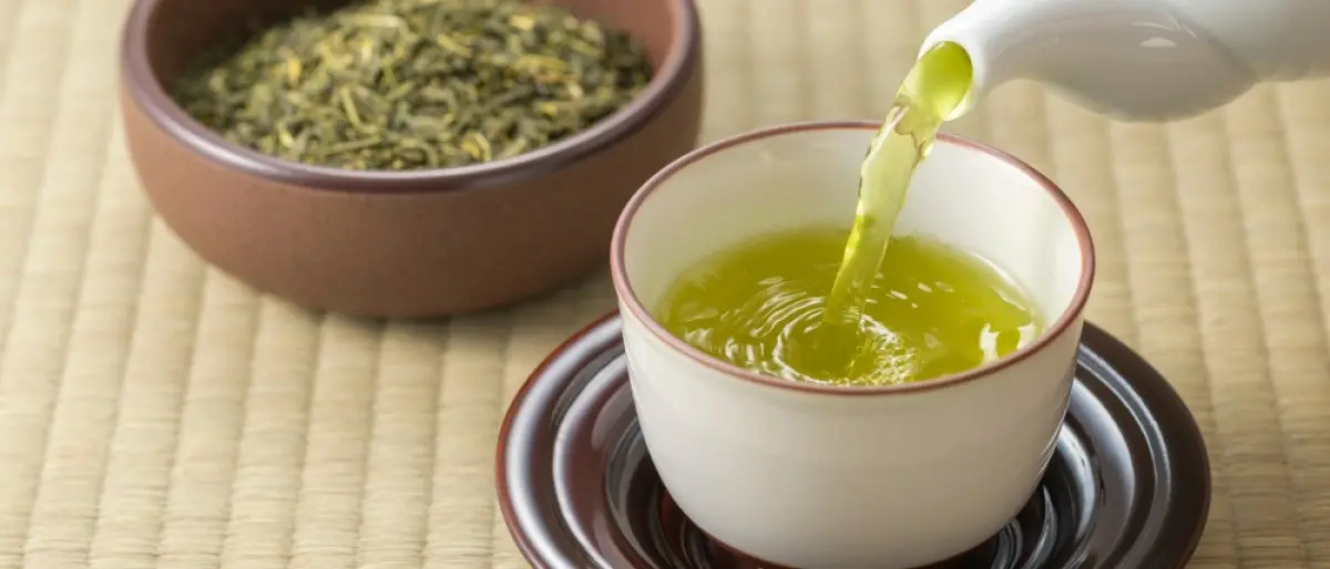Может ли зелёный чай окрасить зубы?